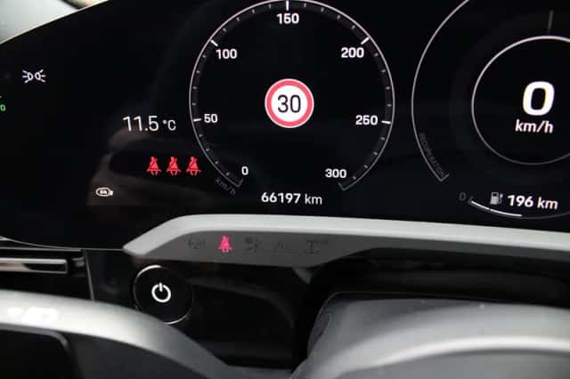 Porsche Taycan (2023) thumbnail 39