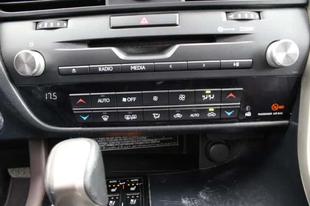 Lexus RX (2017) thumbnail 31