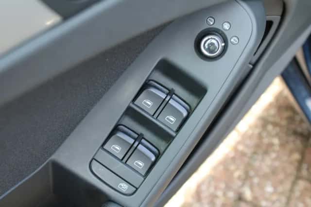 Audi A4 (2010) thumbnail 16