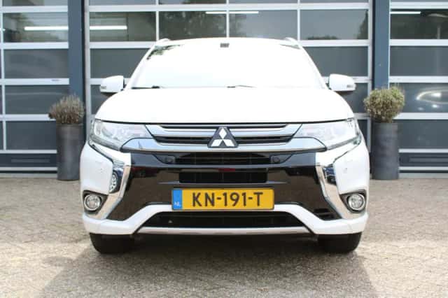 Mitsubishi Outlander (2016) thumbnail 2