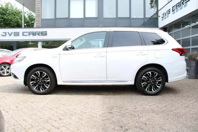 Mitsubishi Outlander (2016) thumbnail 3
