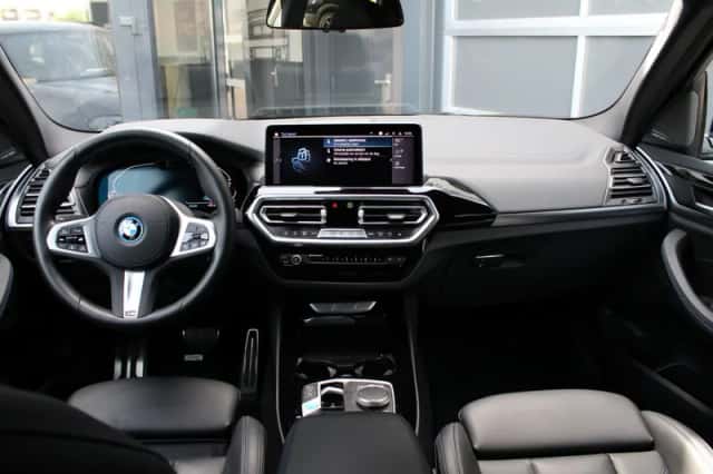 BMW iX3 (2024) thumbnail 2