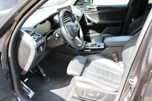BMW iX3 (2024) thumbnail 16