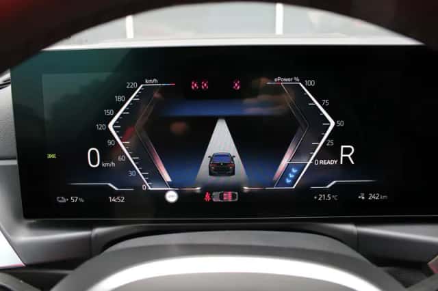 BMW i4 (2022) thumbnail 35