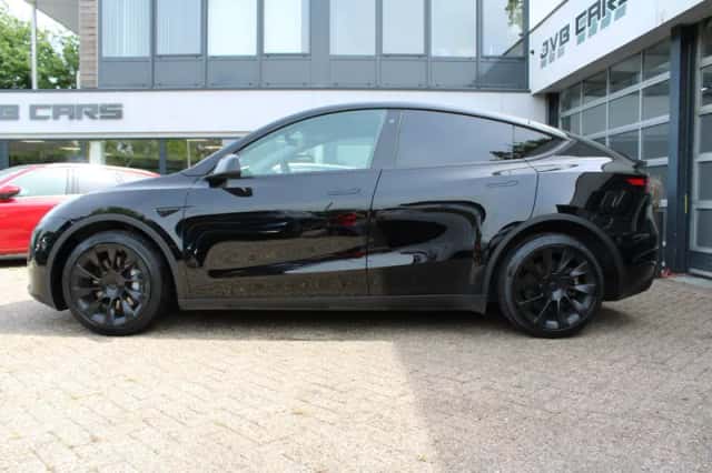 Tesla Model Y (2024) thumbnail 3
