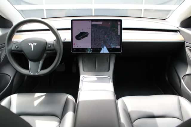 Tesla Model 3 (2021) thumbnail 3