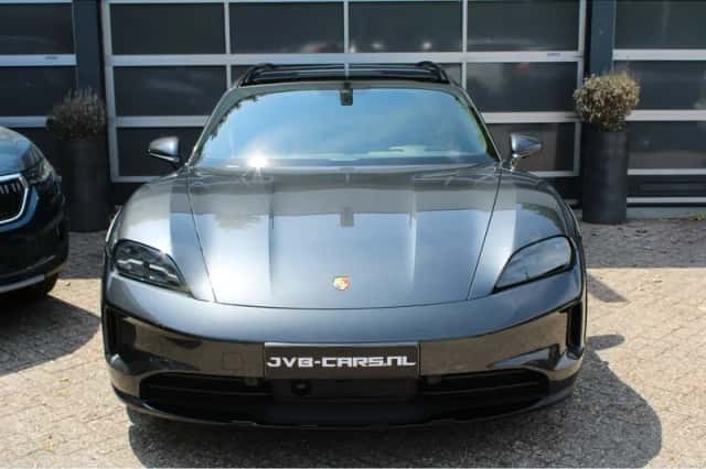 Porsche Taycan (2024) thumbnail 3