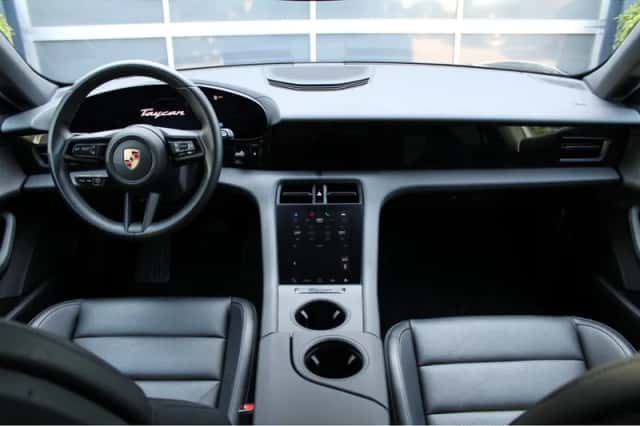 Porsche Taycan (2023) thumbnail 3