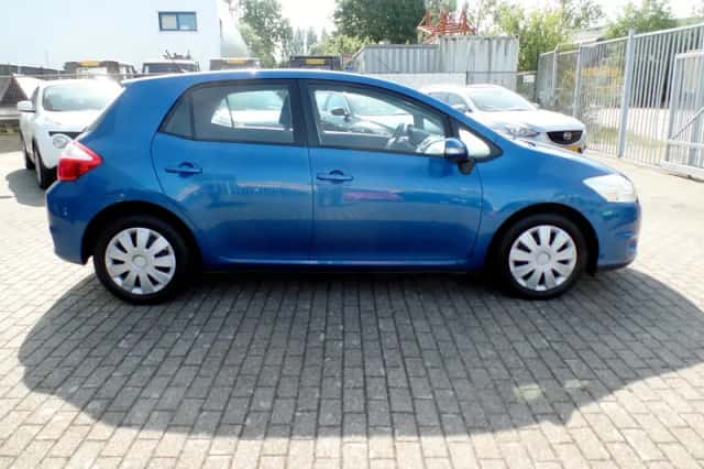 Toyota Auris (2011) thumbnail 6