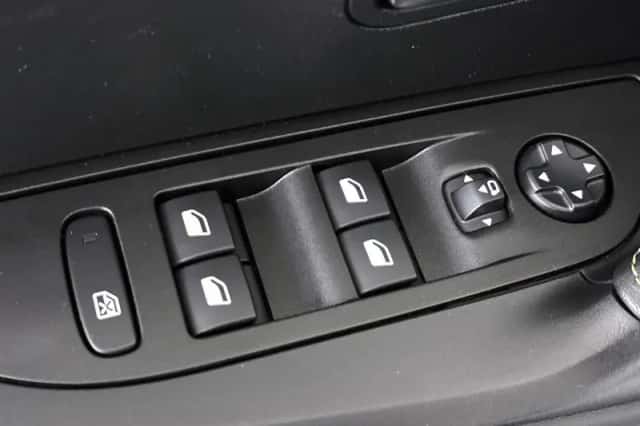 Peugeot e-2008 (2023) thumbnail 29
