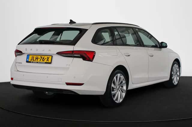 Škoda Octavia (2022) thumbnail 3