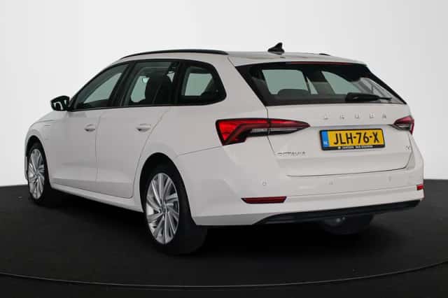 Škoda Octavia (2022) thumbnail 4