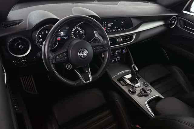 Alfa Romeo Stelvio (2021) thumbnail 5