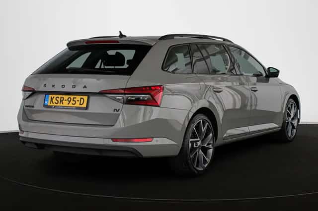 Škoda Superb (2022) thumbnail 3