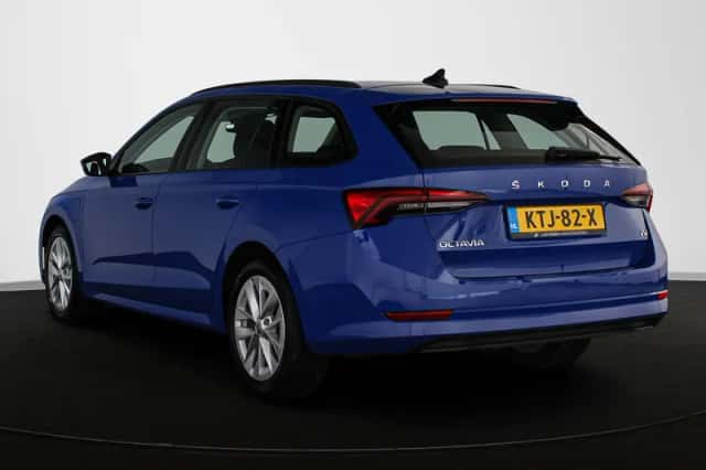 Škoda Octavia (2023) thumbnail 4
