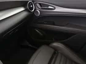 Alfa Romeo Stelvio (2022) thumbnail 37