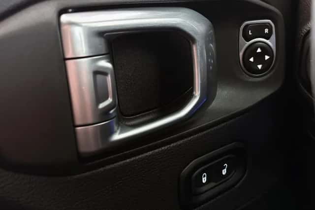 Jeep Wrangler (2023) thumbnail 30