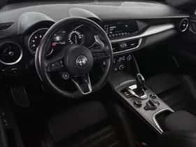 Alfa Romeo Stelvio (2021) thumbnail 5
