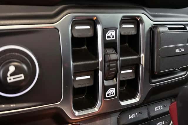 Jeep Wrangler (2021) thumbnail 32