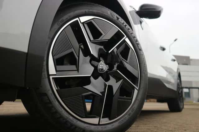 Peugeot 408 (2025) thumbnail 4