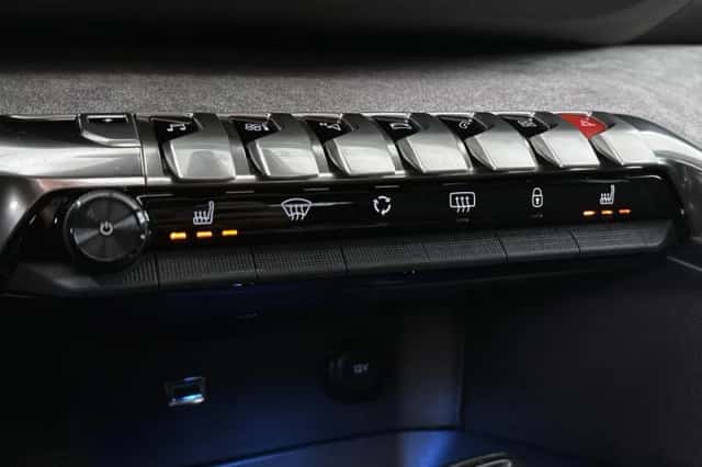 Peugeot 3008 (2022) thumbnail 25