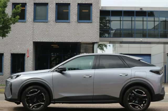 Peugeot 3008 (2025) thumbnail 2