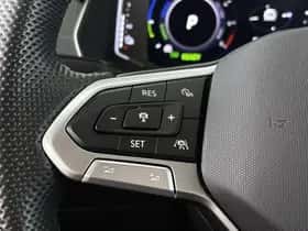 Volkswagen Passat (2022) thumbnail 32