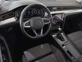 Volkswagen Passat (2022) thumbnail 5