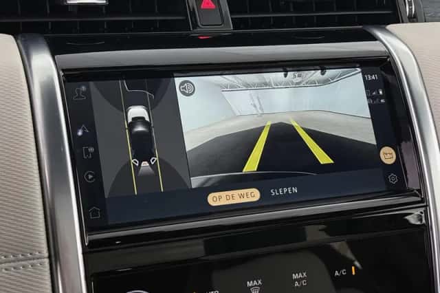 Land Rover Discovery Sport (2023) thumbnail 17