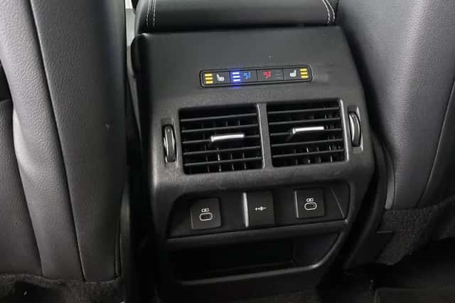 Land Rover Discovery Sport (2023) thumbnail 38