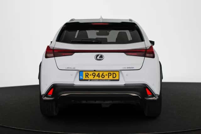 Lexus UX (2019) thumbnail 15