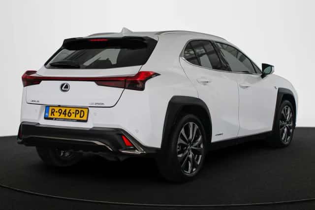 Lexus UX (2019) thumbnail 3