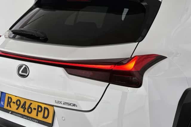 Lexus UX (2019) thumbnail 22