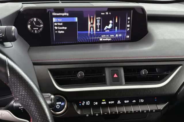 Lexus UX (2019) thumbnail 25