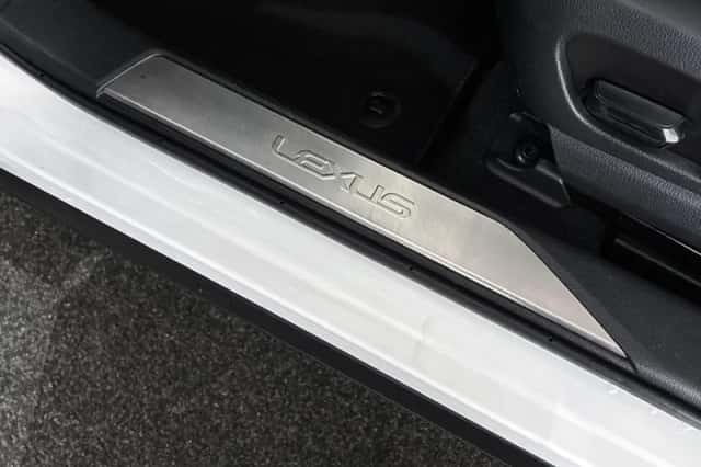 Lexus UX (2019) thumbnail 26