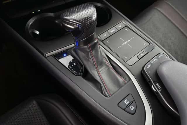 Lexus UX (2019) thumbnail 30