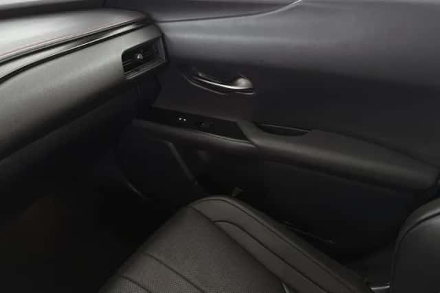 Lexus UX (2019) thumbnail 51