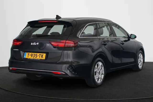 Kia Ceed Sportswagon (2023) thumbnail 3