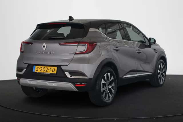 Renault Captur (2023) thumbnail 3