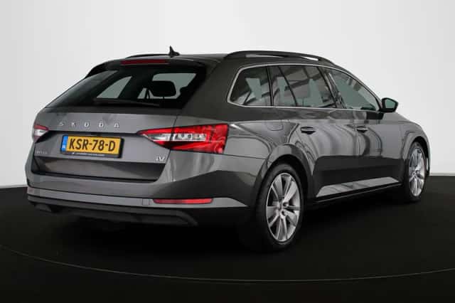 Škoda Superb (2021) thumbnail 3