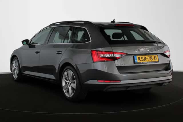 Škoda Superb (2021) thumbnail 4