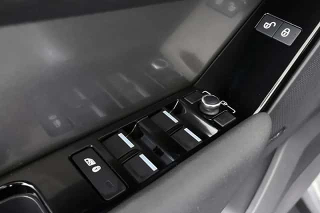 Land Rover Range Rover Velar (2019) thumbnail 31