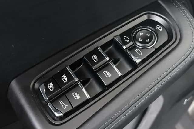 Porsche Macan (2015) thumbnail 32