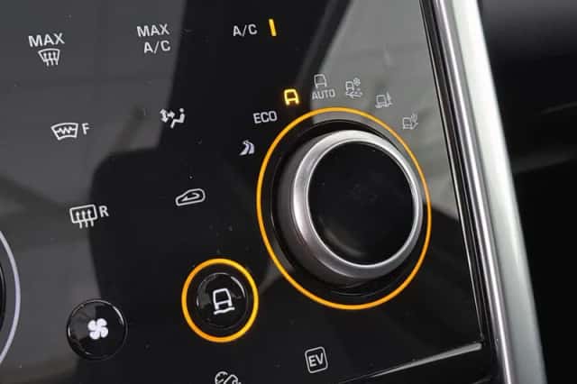 Land Rover Discovery Sport (2023) thumbnail 45