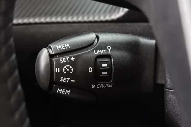 Peugeot e-2008 (2024) thumbnail 25