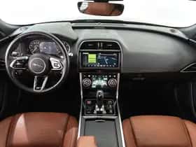 Jaguar XE (2020) thumbnail 7