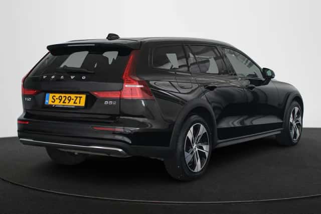Volvo V60 (2023) thumbnail 3
