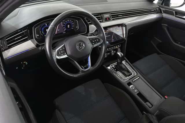 Volkswagen Passat (2020) thumbnail 5