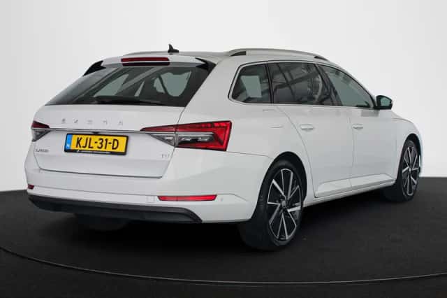Škoda Superb (2023) thumbnail 3