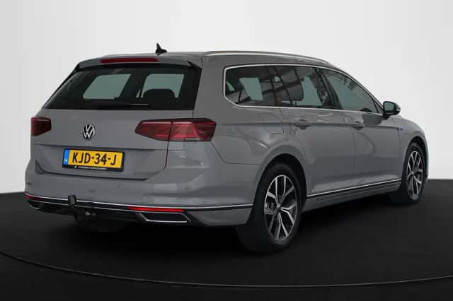 Volkswagen Passat (2023) thumbnail 3